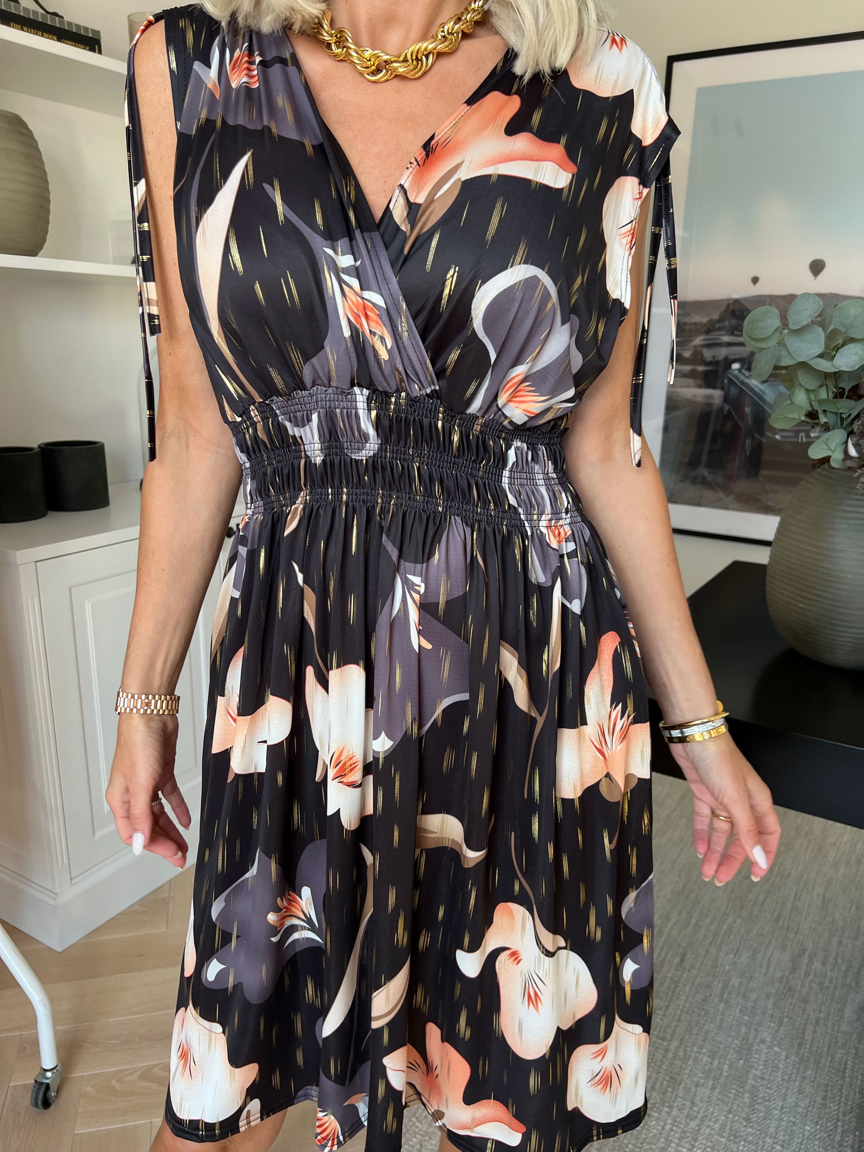 Pams Petal Short - Kort elastisk kjole med kronblade og guld detaljer